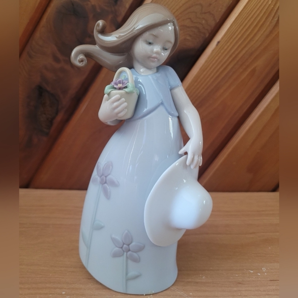 Lladro "Little Violet"